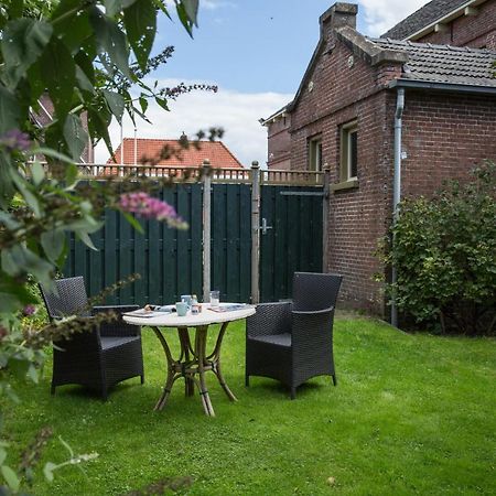 D' Ald Skoalle - Sfeervol Appartement In Oude School. Wijtgaard Bagian luar foto
