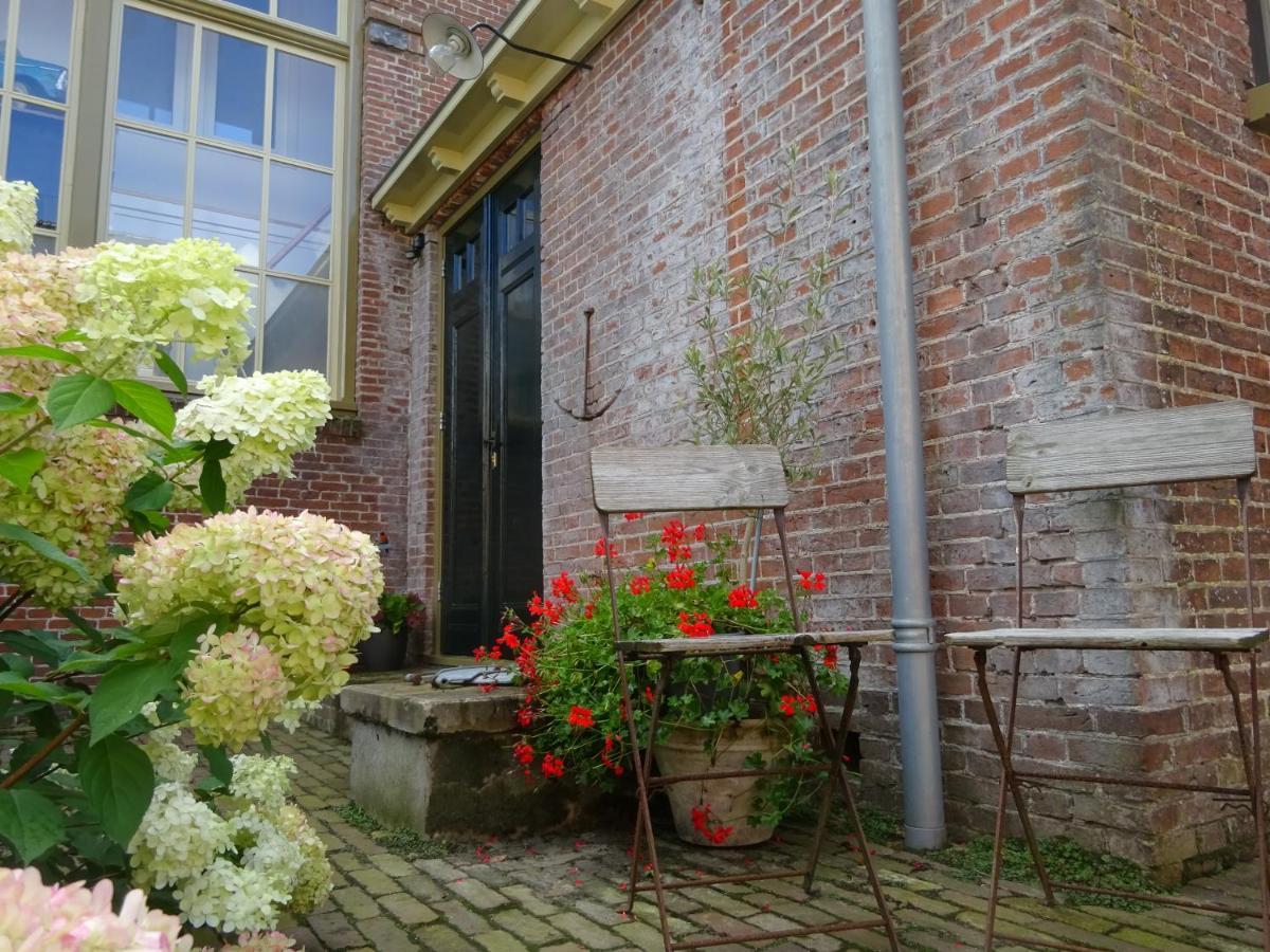 D' Ald Skoalle - Sfeervol Appartement In Oude School. Wijtgaard Bagian luar foto